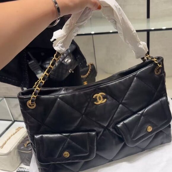 Classic CHANEL Bag: A Stylish and Versatile Choice for Elegance - Picture 4 of 6